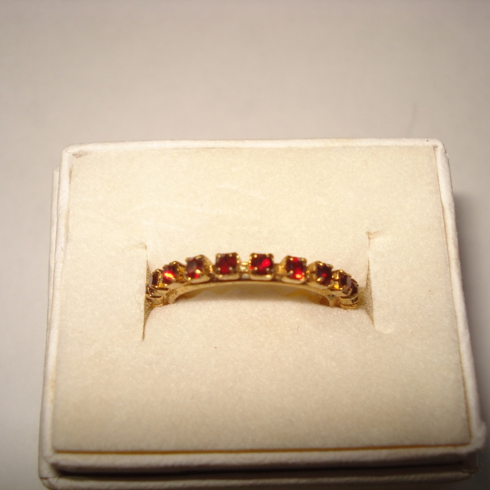 Vintage Prong Set Red Rhinestone Ladies Ring Band  size 4.75  1980's